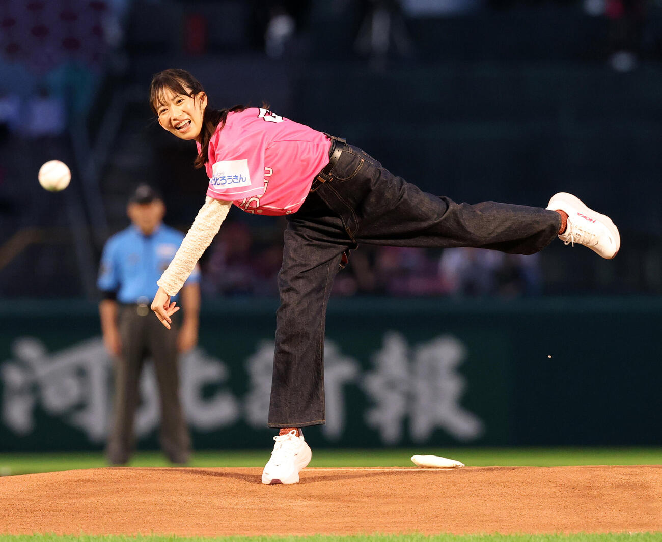 楽天対日本ハム　始球式を務めた森川葵（撮影・浅見桂子）
