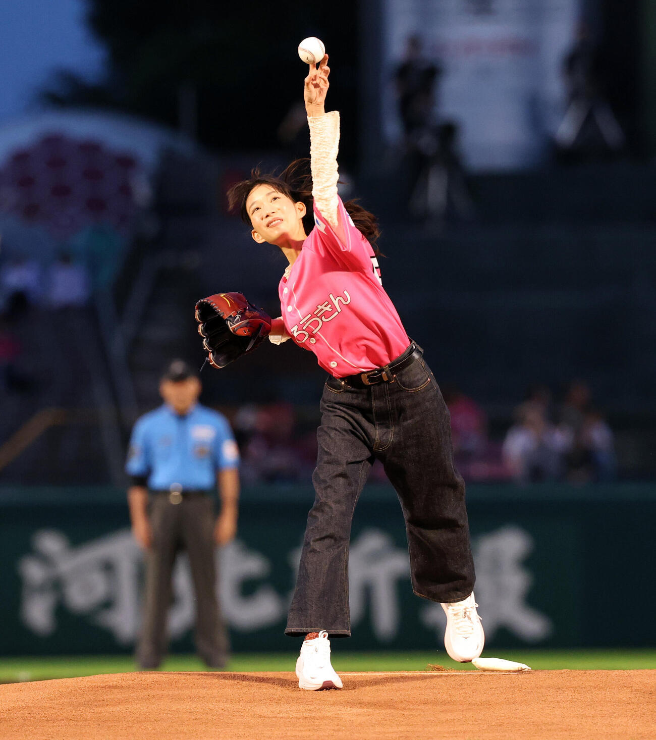 楽天対日本ハム　始球式を務めた森川葵（撮影・浅見桂子）