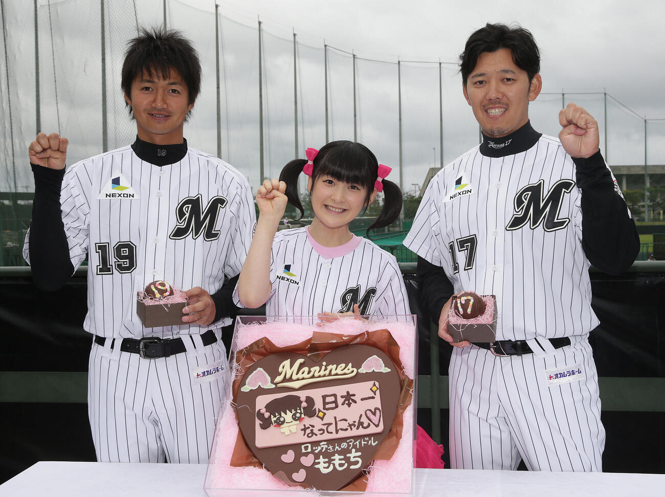 バレンタインデー企画　ロッテ石垣島春季キャンプ関連　唐川侑己（左）と成瀬善久にチョコレートをプレゼントしたBerryz工房の嗣永桃子＝2014年2月9日