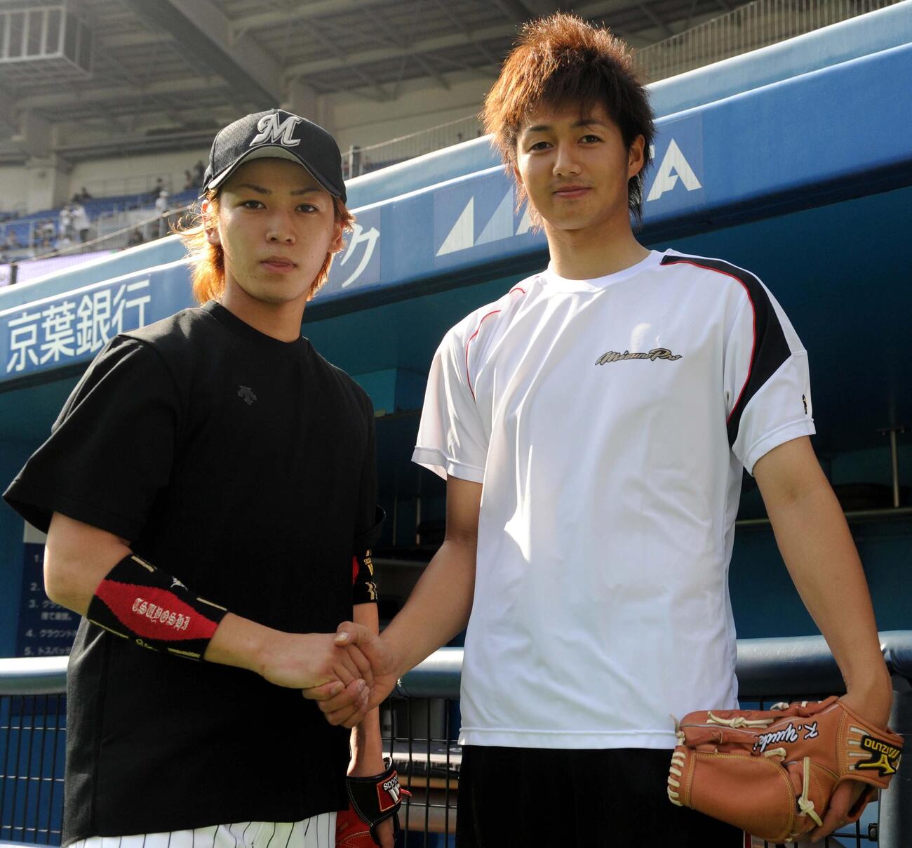 ロッテ対ソフトバンク12　試合前、始球式をする亀梨和也（左）は唐川侑己と笑顔を見せる（09年07月19日）　※ジャニーズ事務所の許可を得て販売