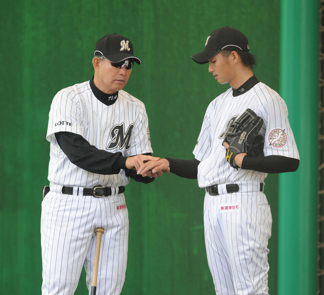 ロッテ春季キャンプ　唐川侑己。左は西本聖コーチ　（2010年2月1日撮影）