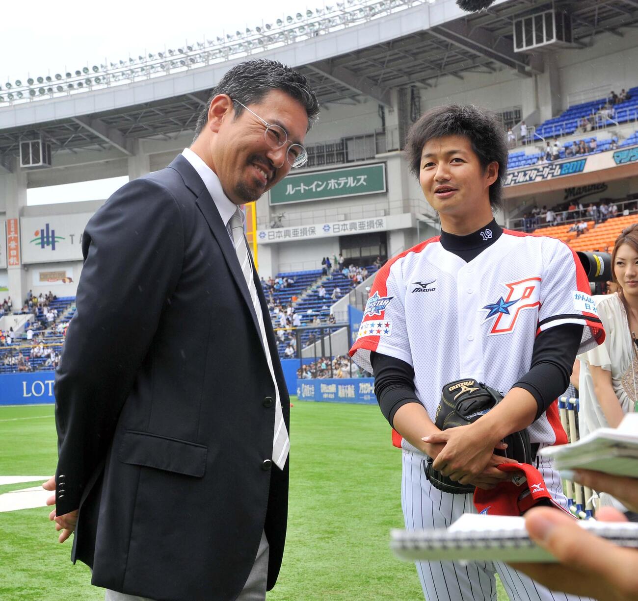 2011年オールスター第2戦　全パ対全セ　唐川侑己（右）にオールスター先発の意気込みを問う小宮山悟本紙評論家（撮影・上田博志）＝2011年7月23日、QVCマリンフィールド