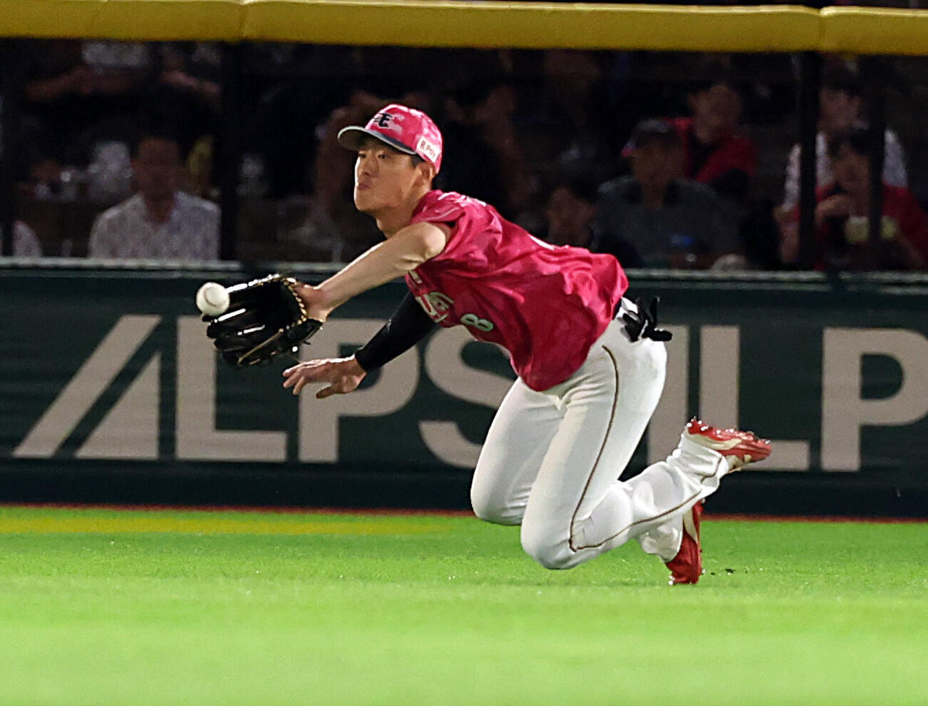 楽天対日本ハム　4回表日本ハム無死、水野達稀の打球を好捕する辰己涼介（撮影・浅見桂子）