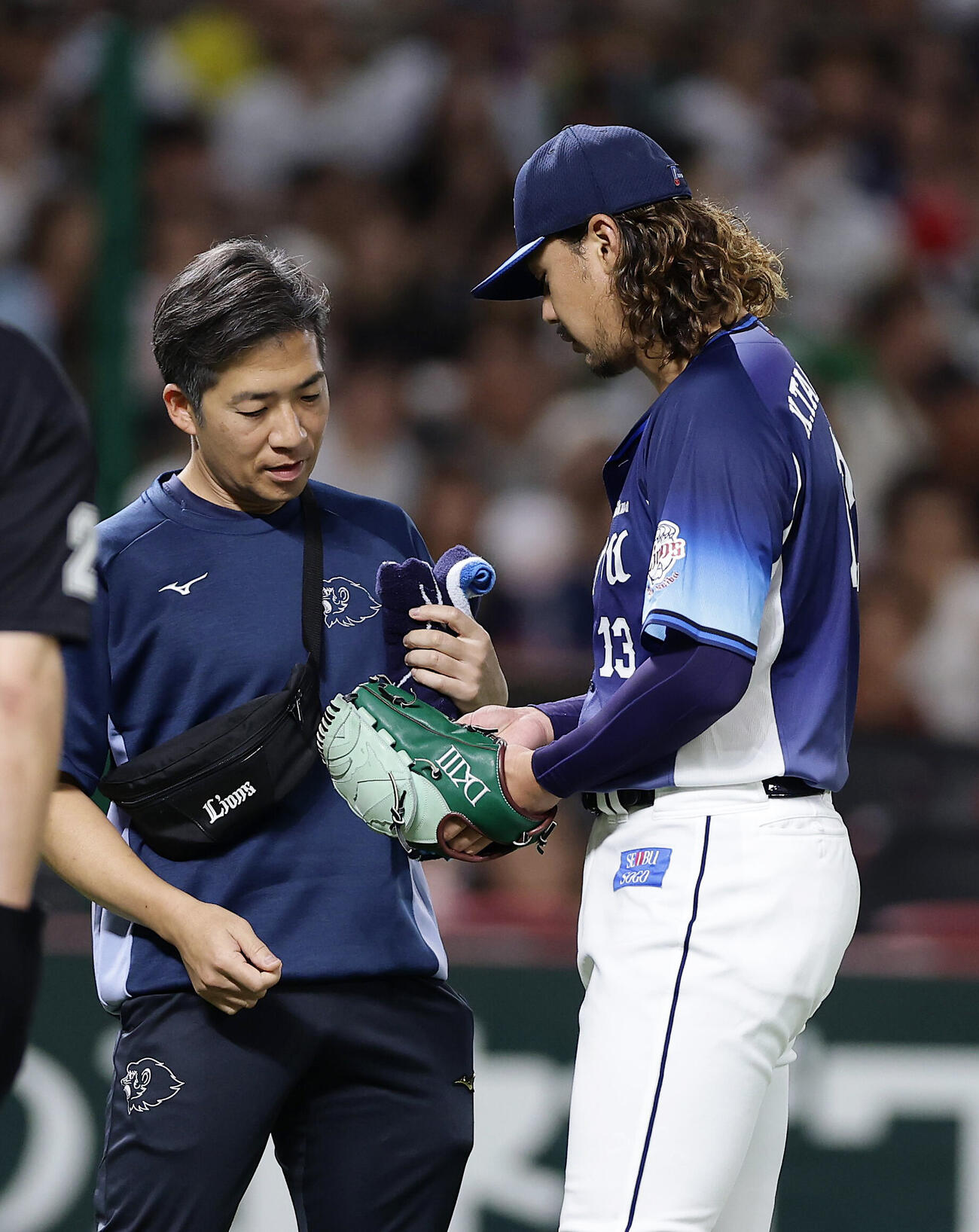 ソフトバンク対西武　3回裏ソフトバンク無死二塁、トレーナーに手を見せる高橋光成（撮影・前田充）
