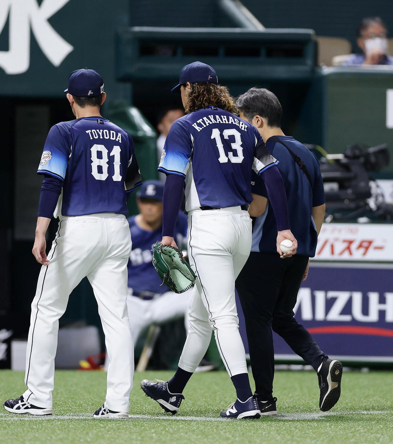 ソフトバンク対西武　3回裏ソフトバンク無死二塁、治療のためベンチへ下がる高橋光成（中央）（撮影・前田充）