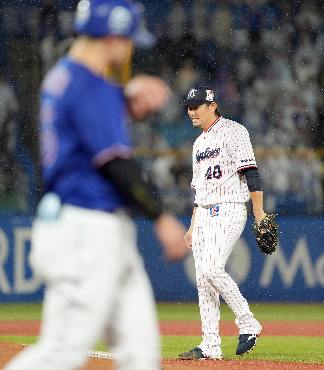 ヤクルト対中日　3回表中日2死、細川成也に死球を与える高梨雄平（撮影・たえ見朱実）