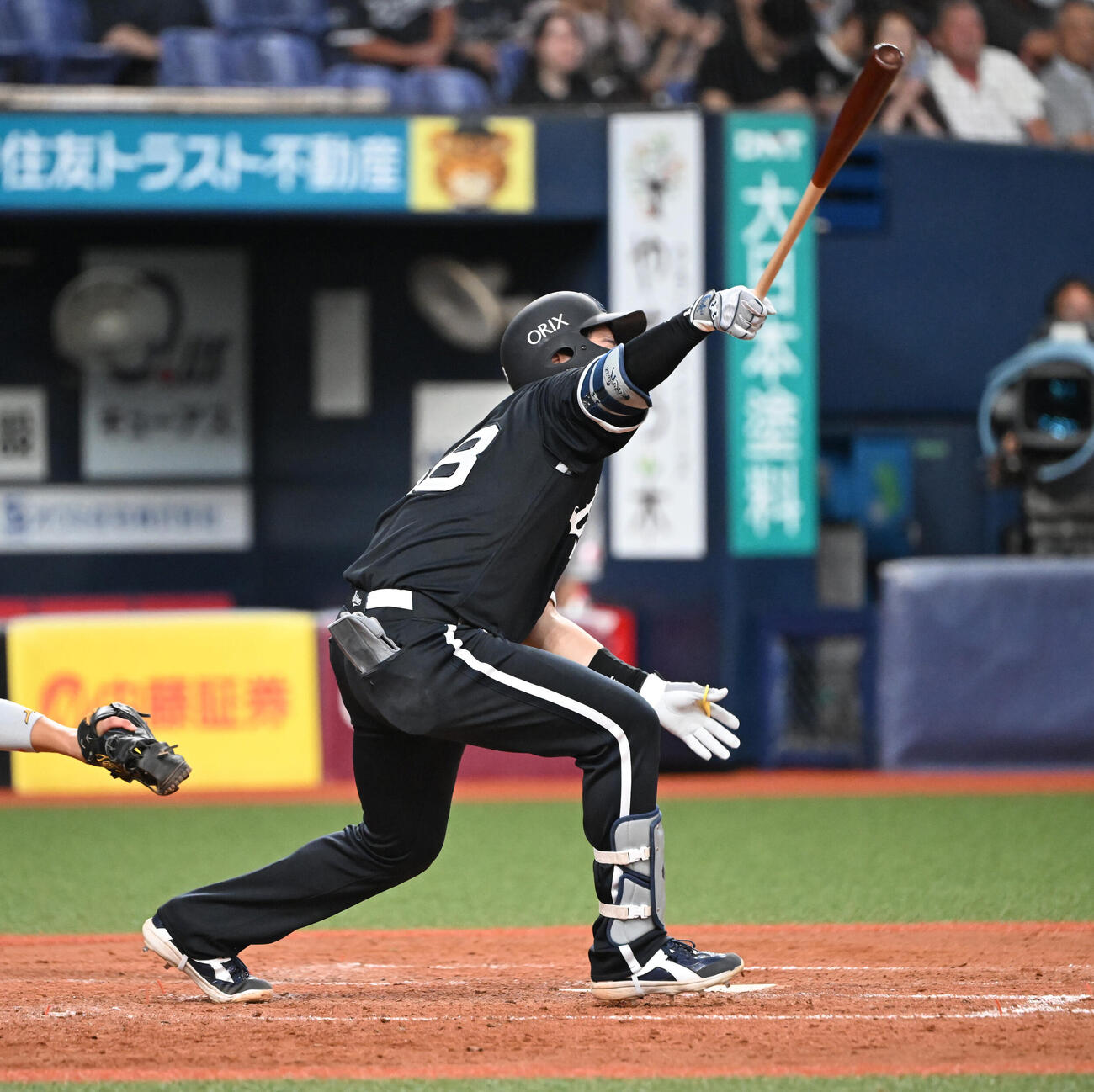 オリックス対ロッテ　5回裏オリックス1死一塁、右に二塁打を放つ来田涼斗（撮影・和賀正仁）