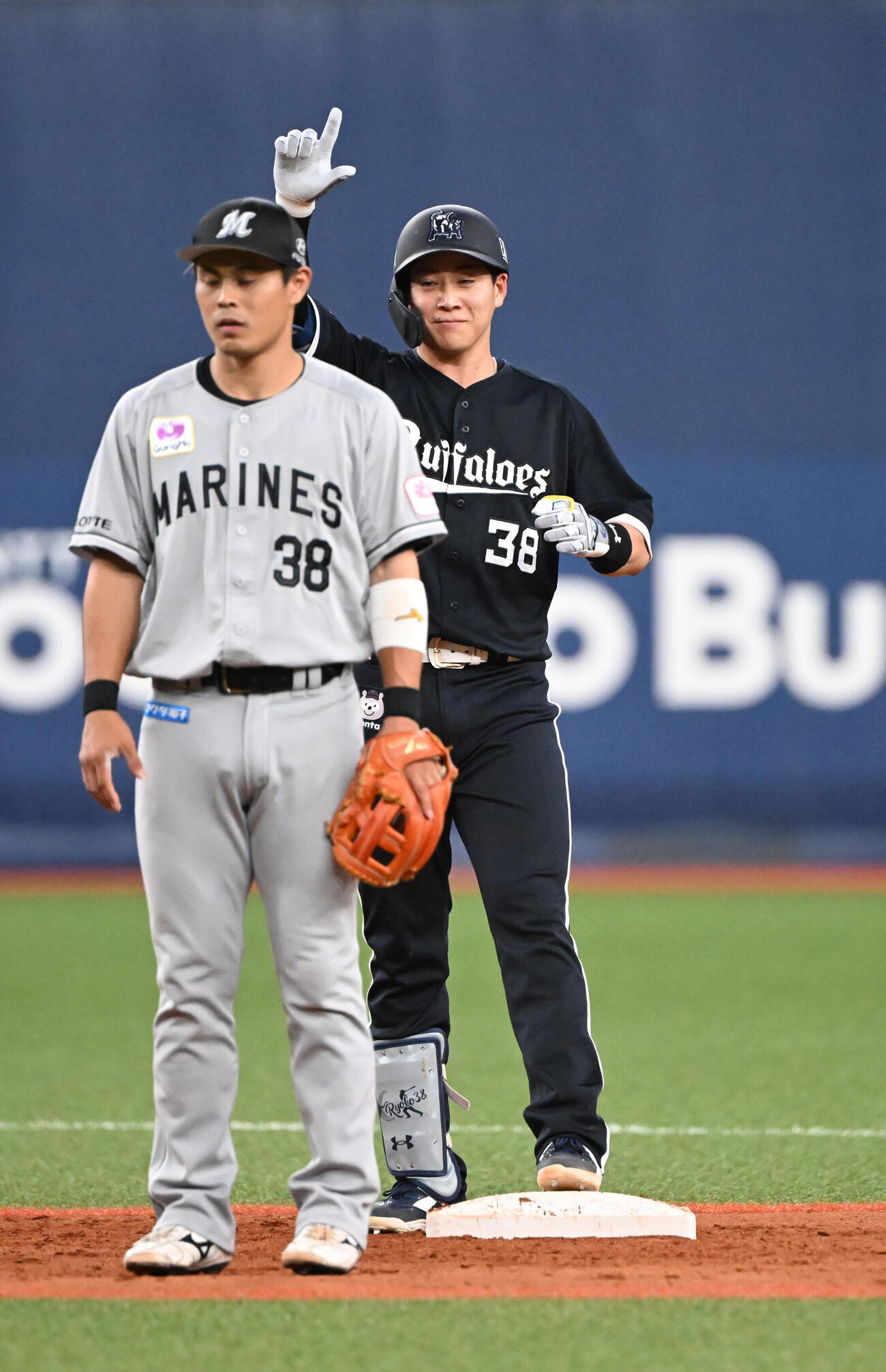 オリックス対ロッテ　5回裏オリックス1死一塁、右に二塁打を放った来田涼斗はポーズ（撮影・和賀正仁）