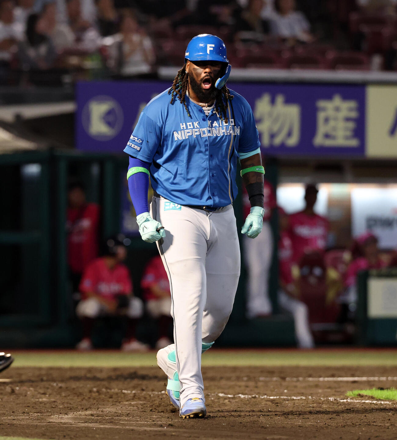 楽天対日本ハム　5回表日本ハム無死一塁、レイエスは2点本塁打を放ち、雄たけびを上げる（撮影・浅見桂子）