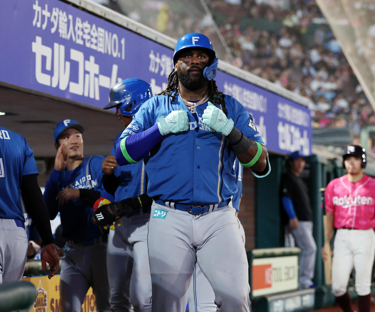 楽天対日本ハム　5回表日本ハム無死一塁、レイエスは2点本塁打を放ち、スタンドに向かって胸をたたく（撮影・浅見桂子）