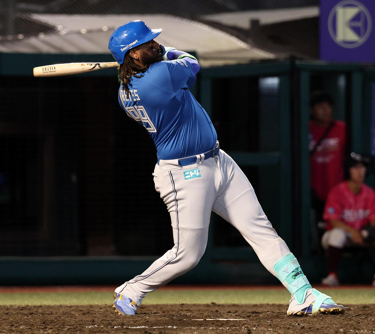 楽天対日本ハム　5回表日本ハム無死一塁、レイエスは2点本塁打を放つ（撮影・浅見桂子）