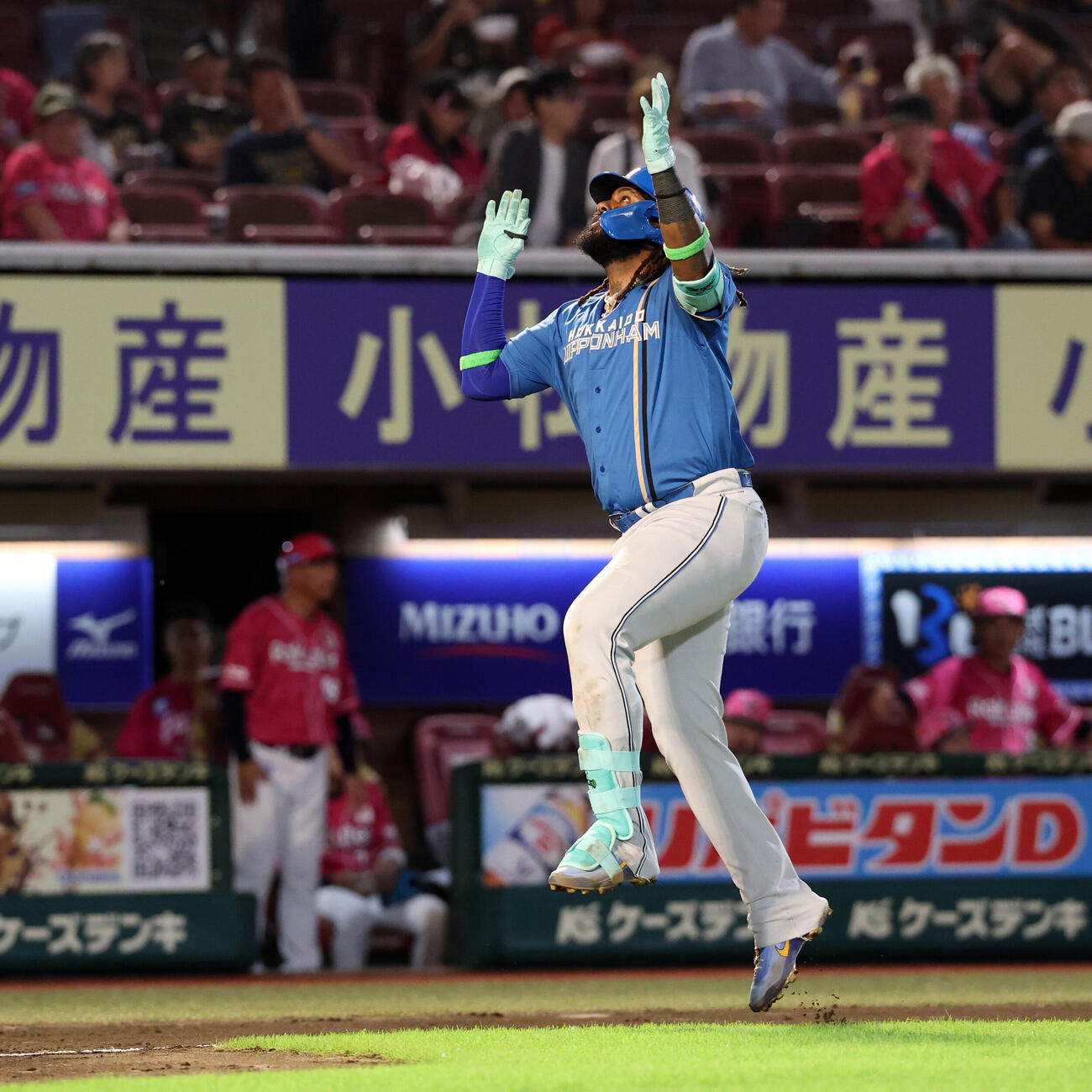 楽天対日本ハム　5回表日本ハム無死一塁、レイエスは2点本塁打を放ち、ジャンプして生還（撮影・浅見桂子）