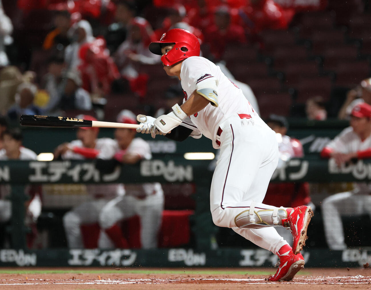広島対巨人　1回裏広島無死、中村奨成は左中間に三塁打を放つ（撮影・加藤孝規）