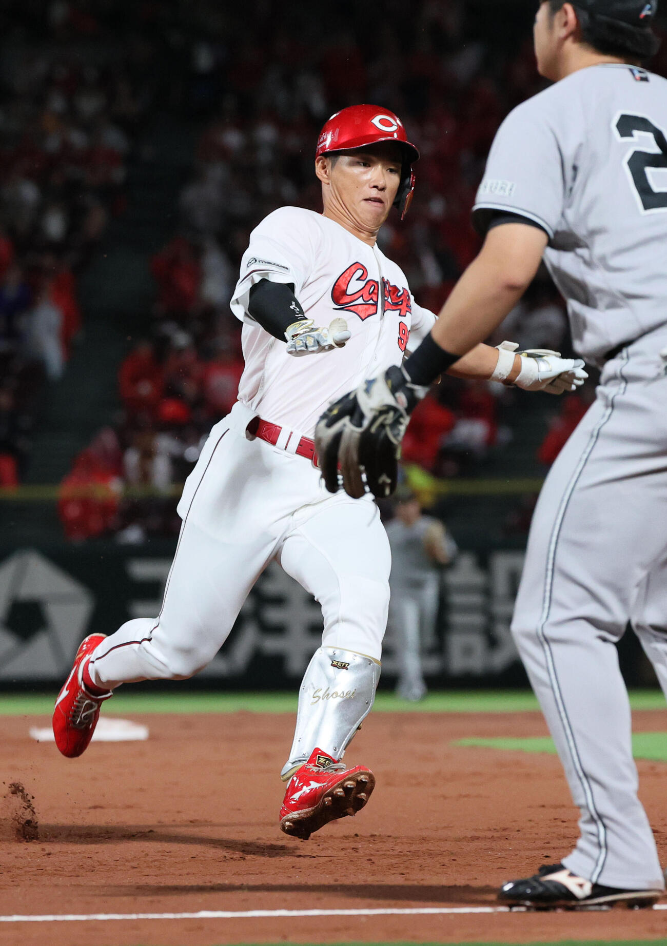 広島対巨人　1回裏広島無死、中村奨成は左中間に三塁打を放ち滑り込む（撮影・加藤孝規）