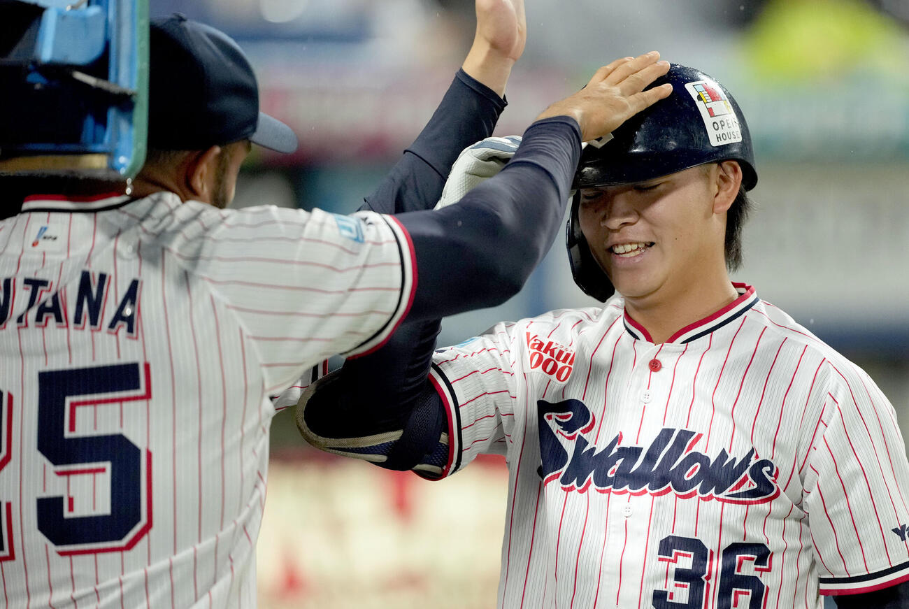 ヤクルト対中日　1回裏ヤクルト1死、プロ初本塁打を放ちナインの出迎えを受ける西村瑠伊斗（撮影・たえ見朱実）