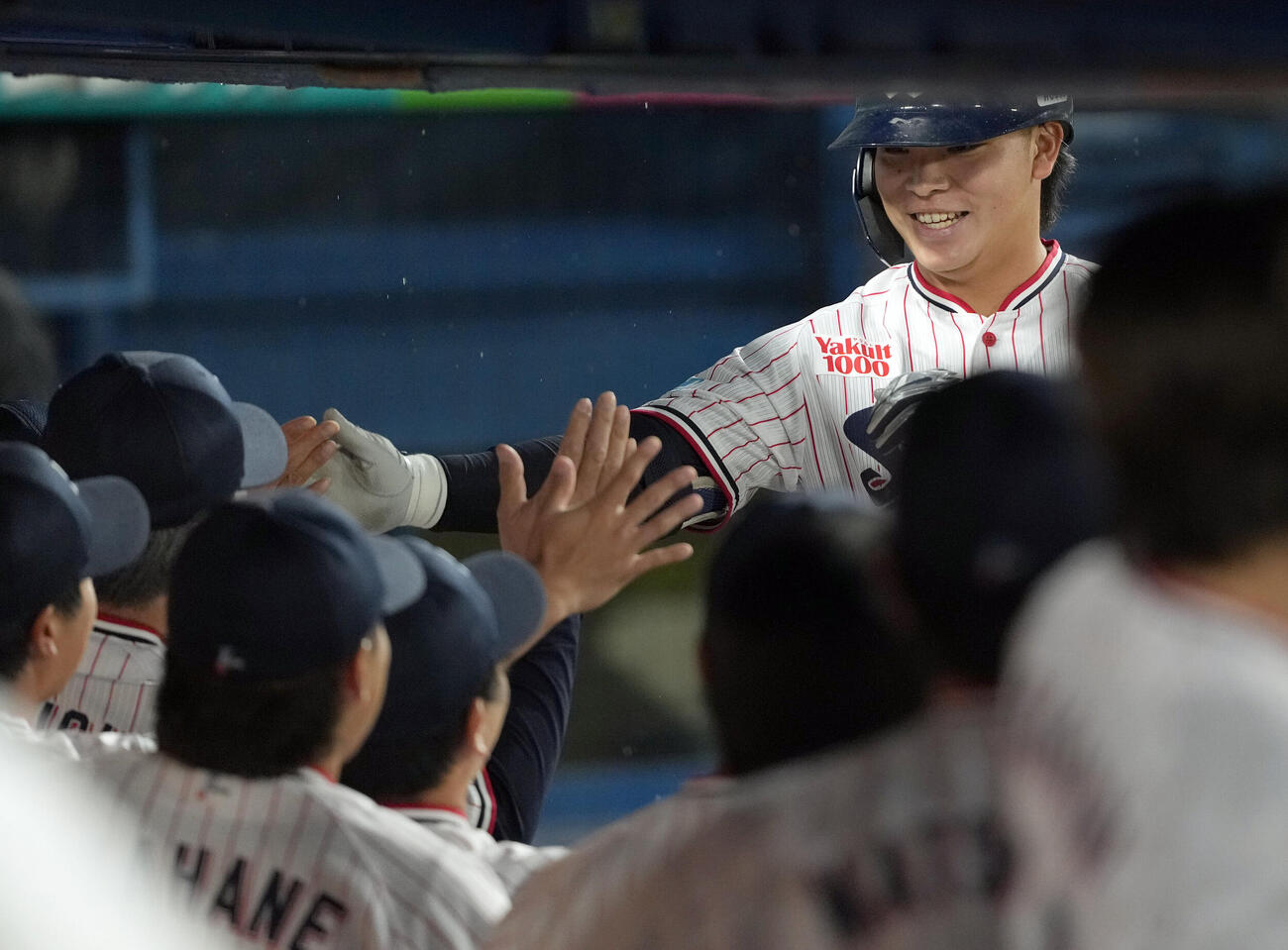 ヤクルト対中日　1回裏ヤクルト1死、プロ初本塁打を放ちナインの出迎えを受ける西村瑠伊斗（撮影・たえ見朱実）