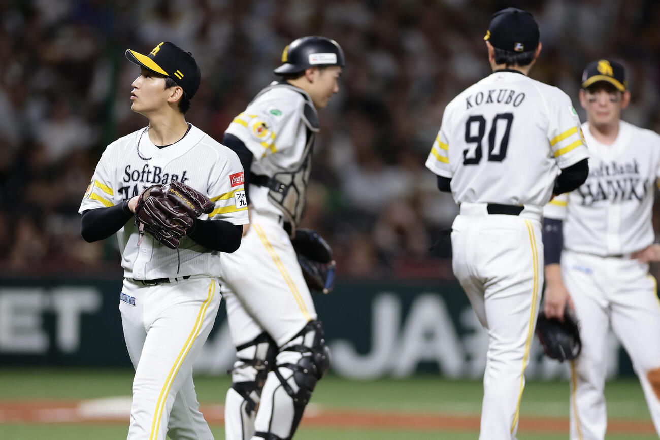 ソフトバンク対西武　4回表西武1死一、二塁、降板する前田悠伍（左端）（撮影・前田充）