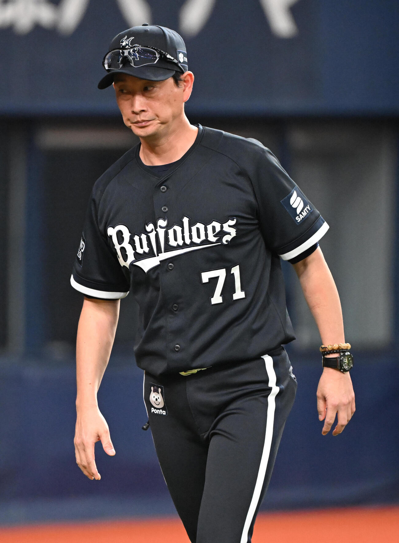 オリックス対ロッテ　7回を終え、選手の交代対を告げるオリックス岸田護監督（撮影・和賀正仁）