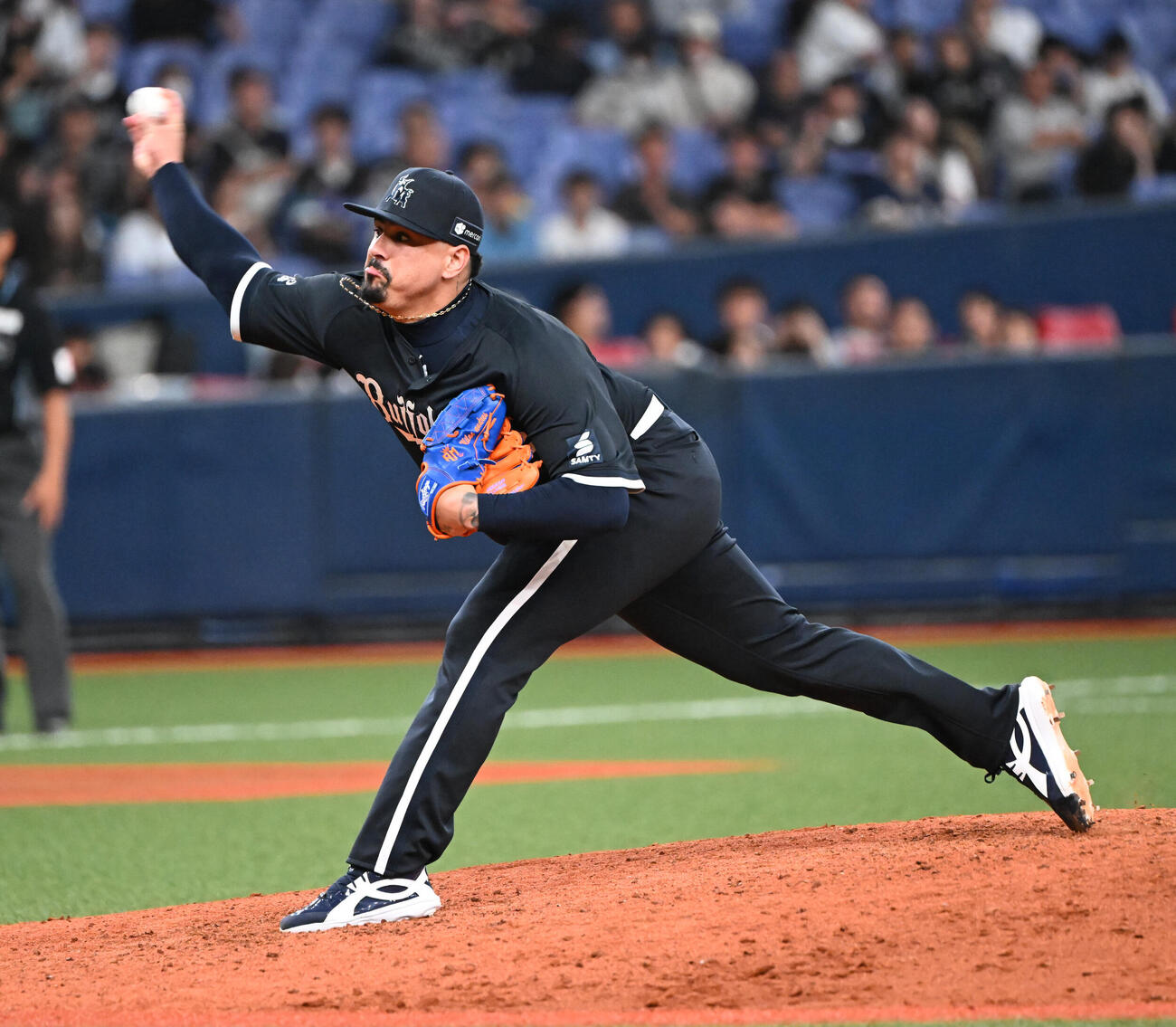 オリックス対ロッテ　9回に登板するオリックスのアンドレス・マチャド（撮影・和賀正仁）