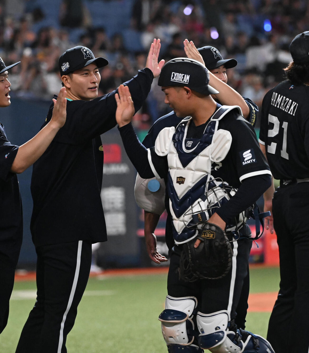 オリックス対ロッテ　ロッテに勝利し、タッチするオリックス高島泰都（左）と堀柊那（撮影・和賀正仁）