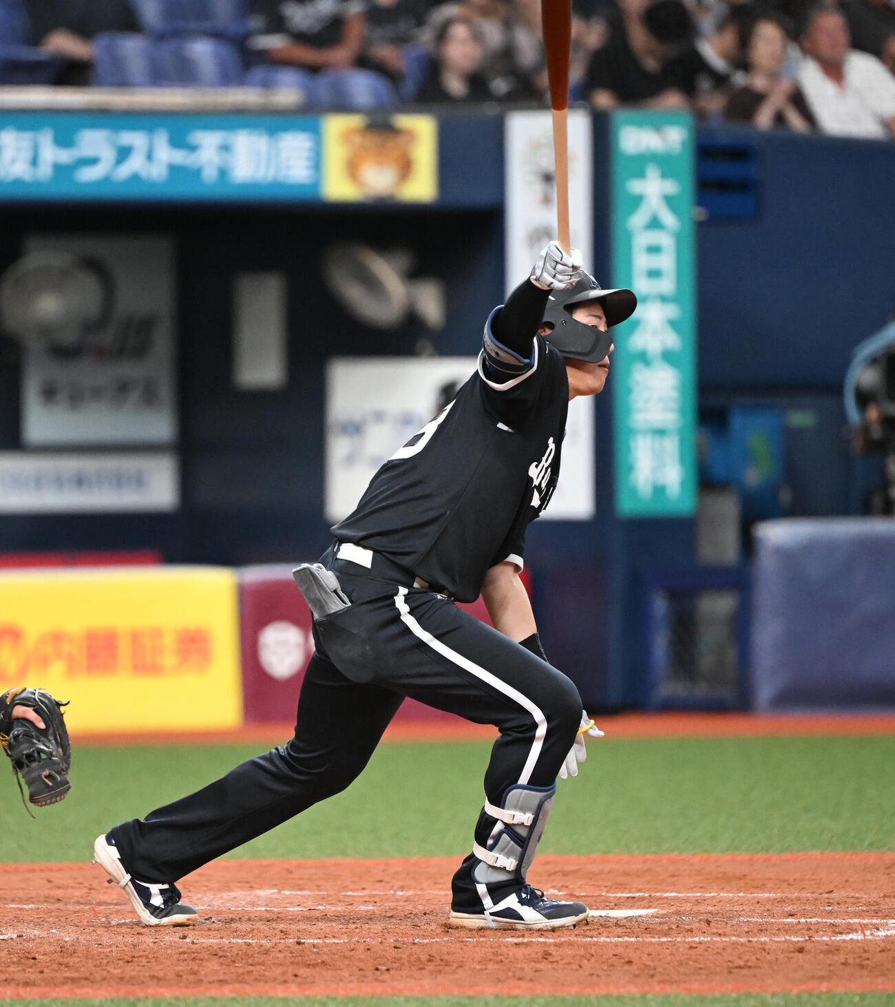 オリックス対ロッテ　5回裏オリックス1死一塁、右に二塁打を放つ来田涼斗（撮影・和賀正仁）