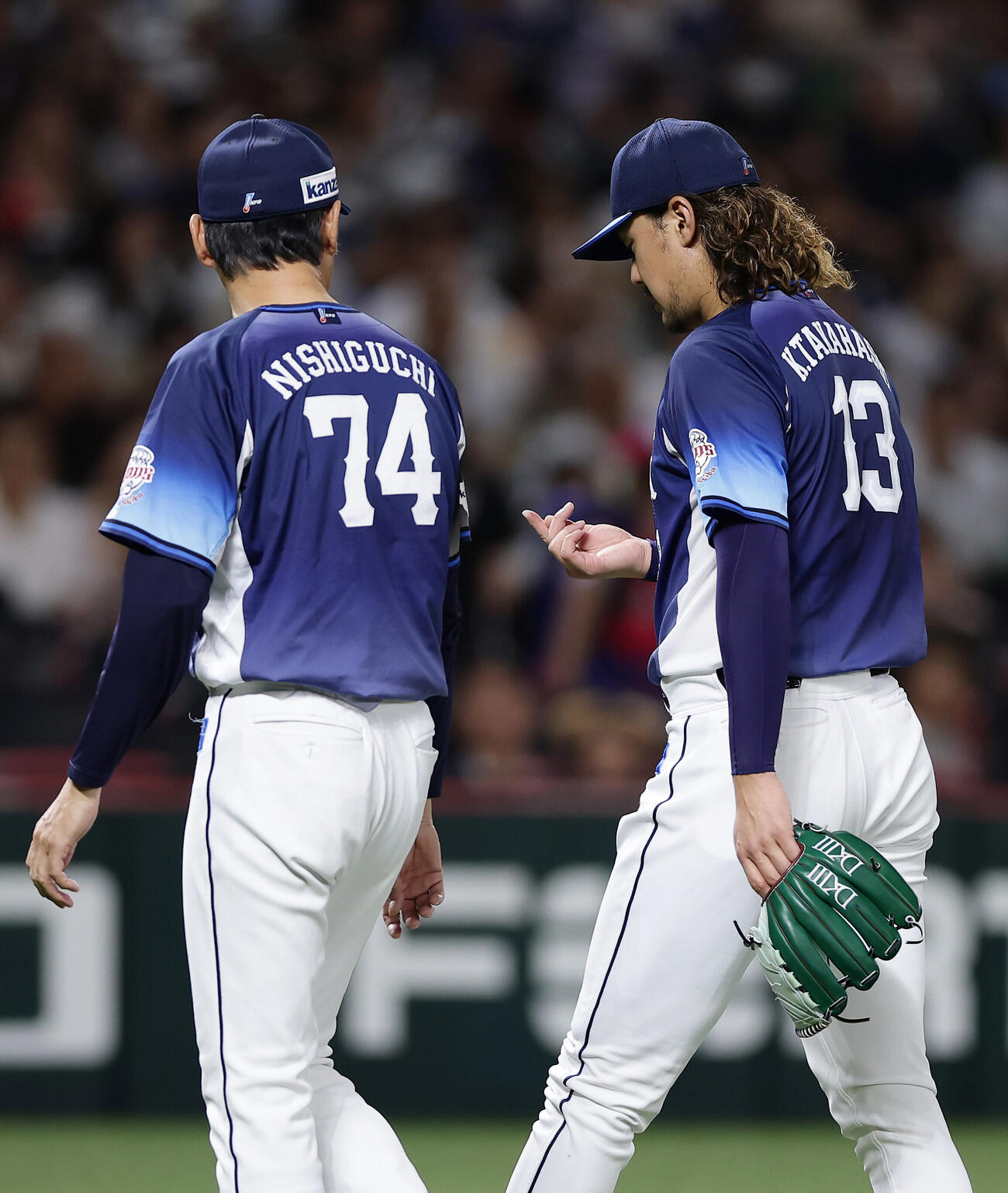 ソフトバンク対西武　3回裏ソフトバンク無死一、二塁、西口文也監督（左）に手を見せながら降板する高橋光成（撮影・前田充）