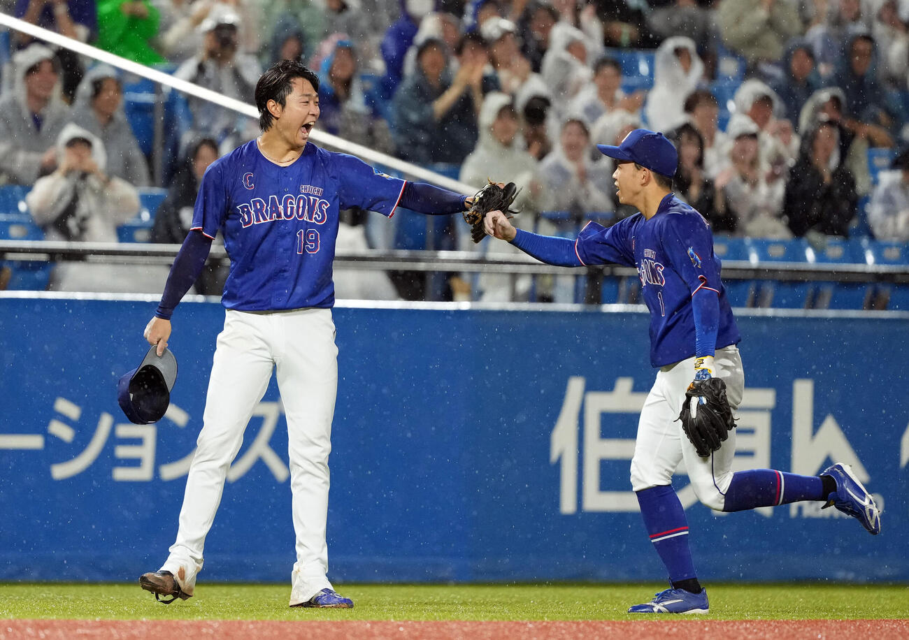 ヤクルト対中日　6回裏、好プレーを見せた岡林勇希を迎える中日高橋宏斗（左）（撮影・たえ見朱実）