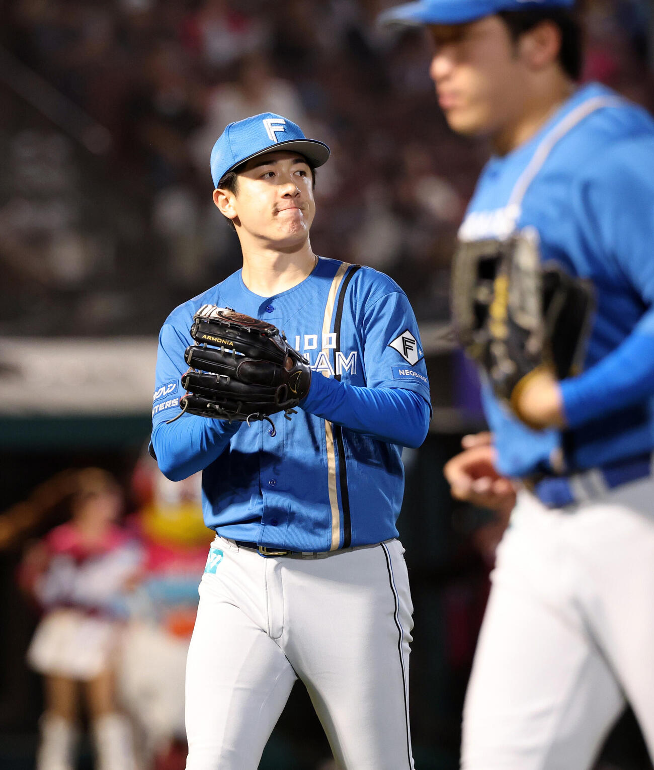楽天対日本ハム　5回裏楽天の攻撃を抑え拍手する北山亘基（撮影・浅見桂子）