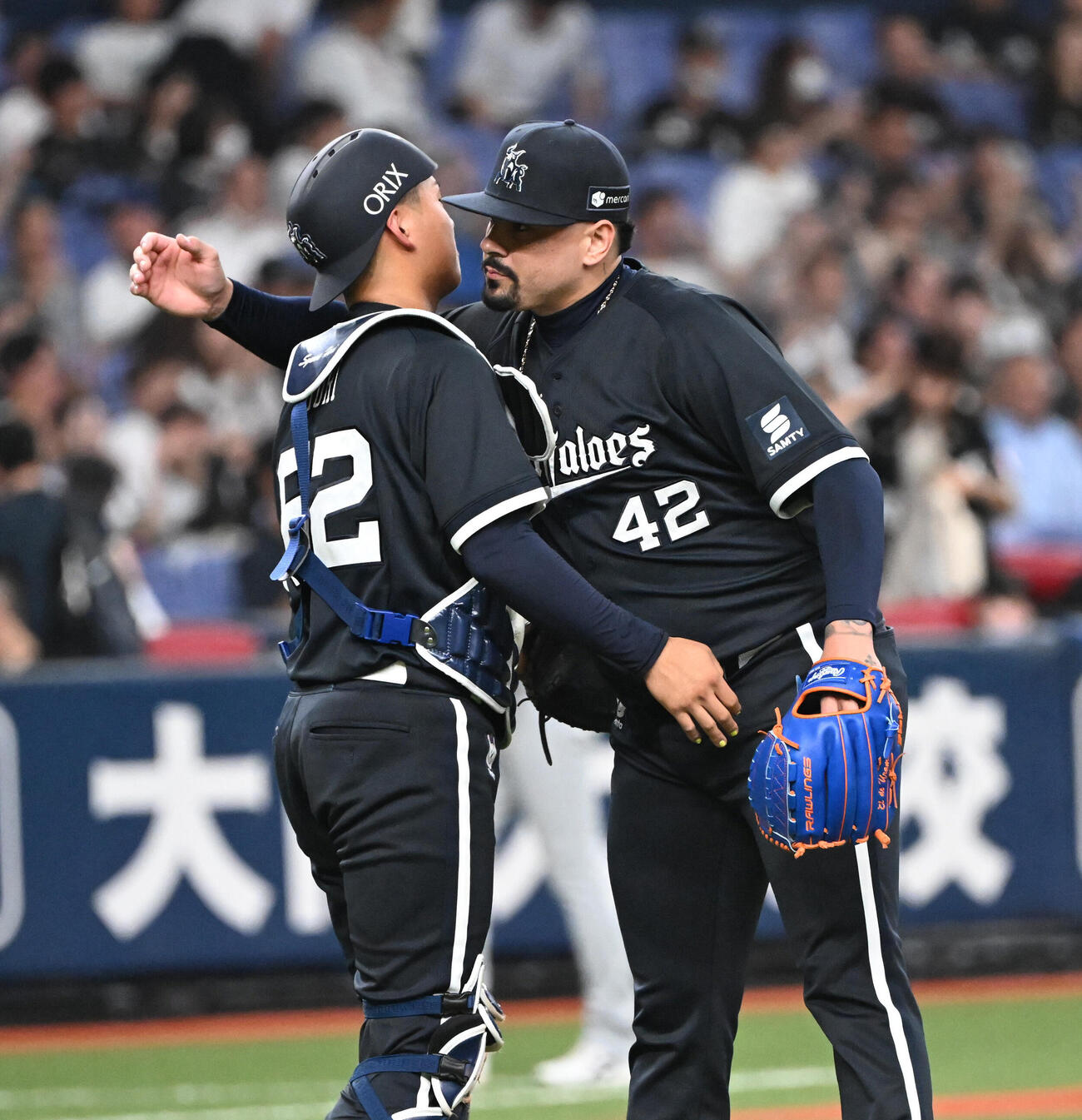 オリックス対ロッテ　9回を締めたオリックスのアンドレス・マチャド（右）は捕手堀柊那と抱き合う（撮影・和賀正仁）