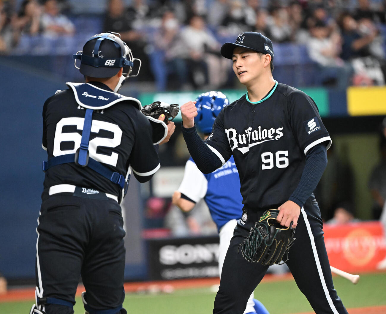 オリックス対ロッテ　初回を無失点とし捕手堀柊那（左）とタッチするオリックス高島泰都（撮影・和賀正仁）