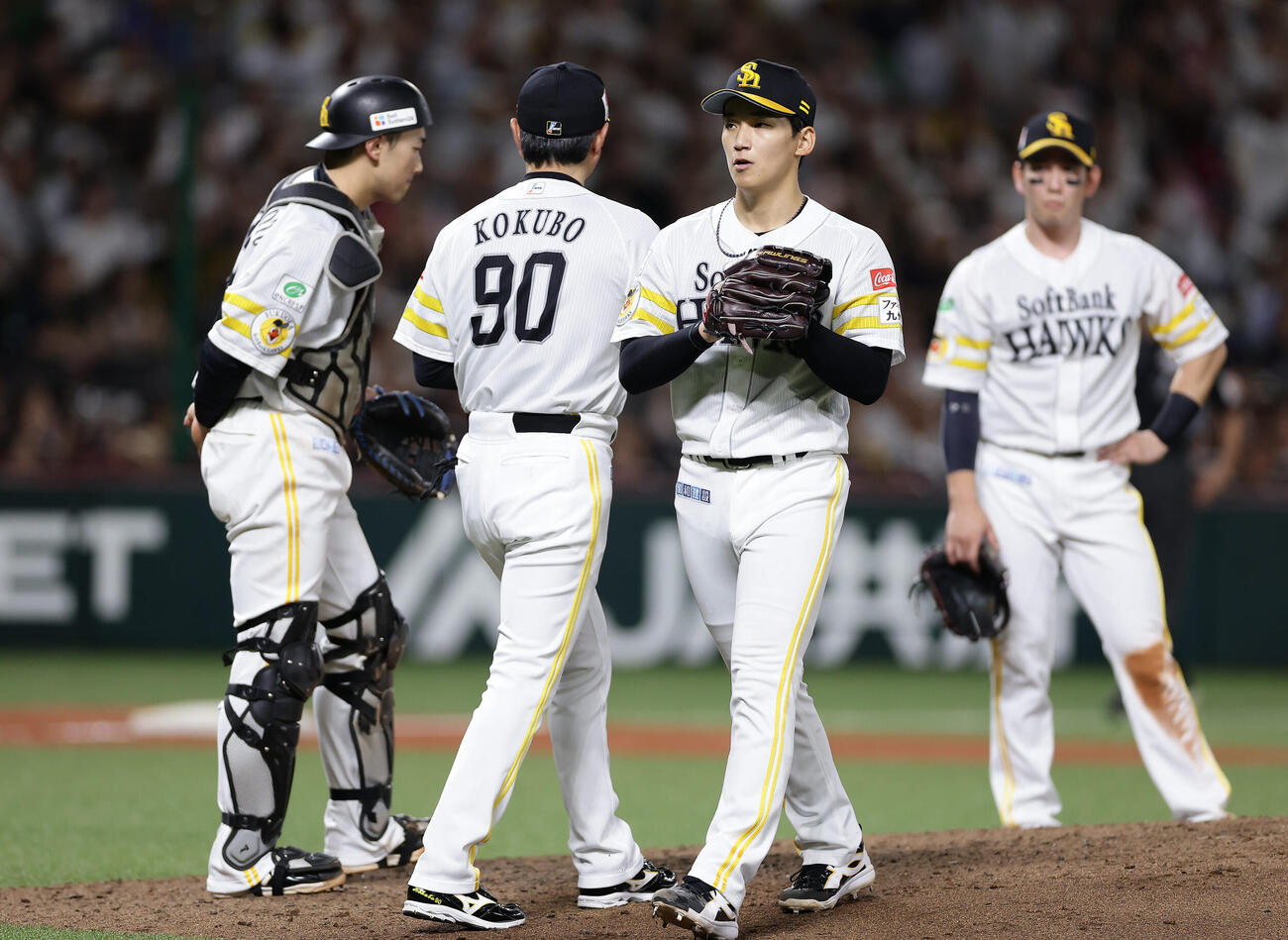 ソフトバンク対西武　4回表西武1死一、二塁、降板する前田悠伍（左から3人目）（撮影・前田充）