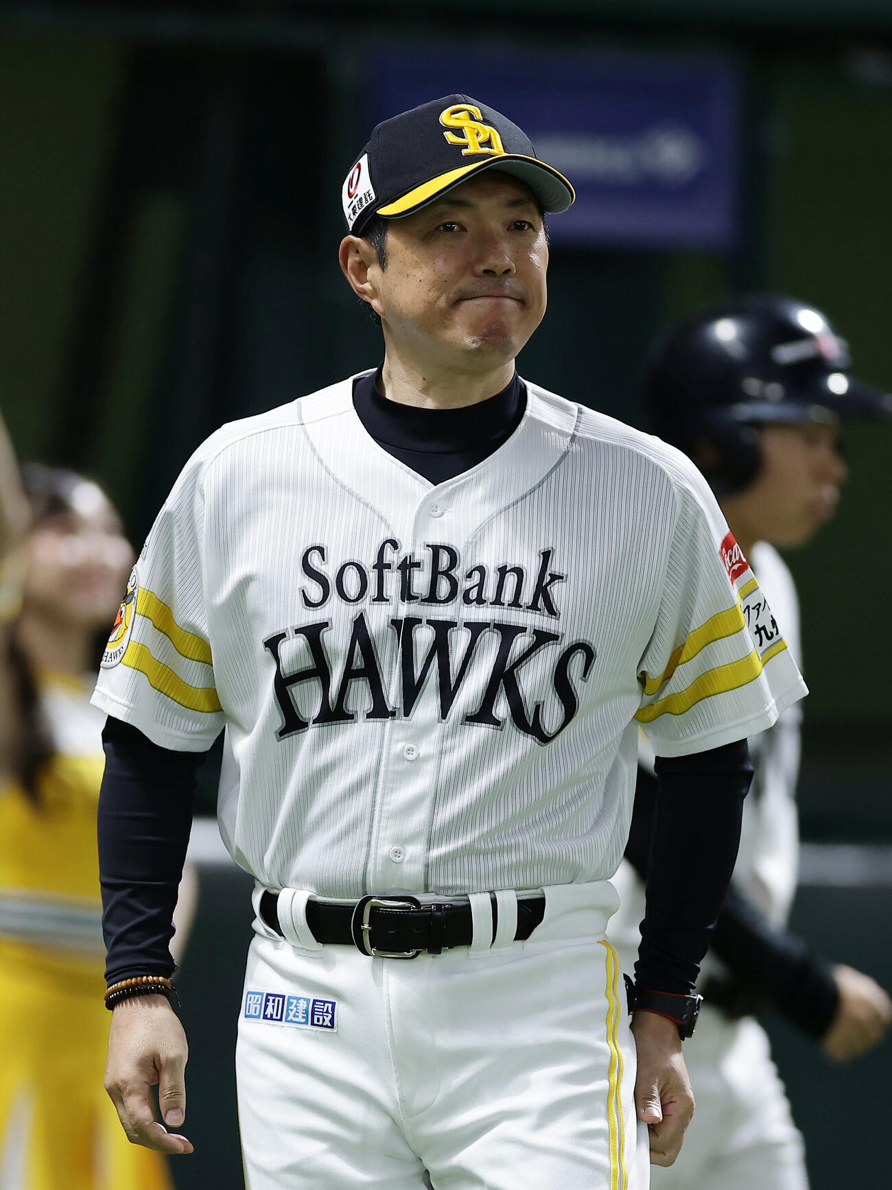 ソフトバンク対西武　5回裏を終え、選手交代を告げたソフトバンク小久保裕紀監督（撮影・前田充）