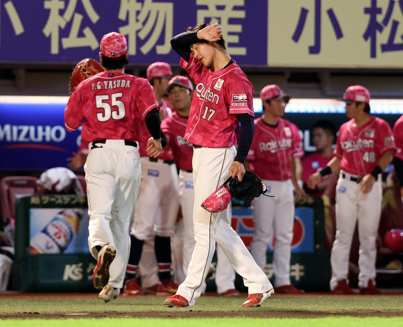 楽天対日本ハム　5回表日本ハム1死満塁、進藤勇也を併殺に仕留めてピンチを脱した古謝樹は汗をぬぐいベンチ戻る（撮影・浅見桂子）