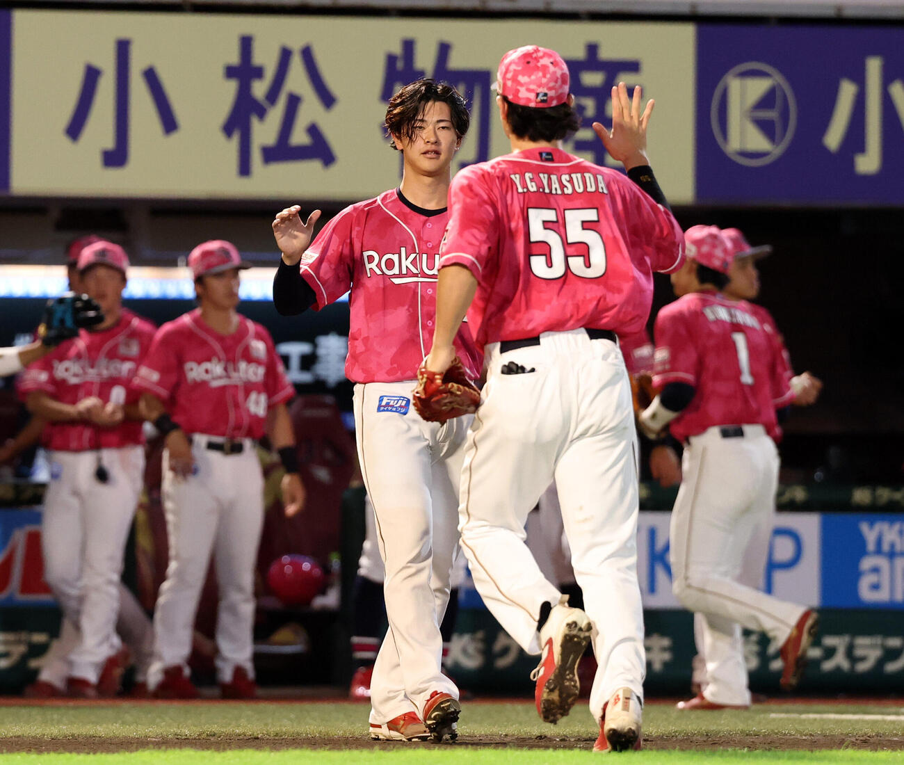 楽天対日本ハム　5回表日本ハム1死満塁、進藤勇也を併殺に仕留めてピンチを脱した古謝樹はハイタッチで野手を迎える（撮影・浅見桂子）