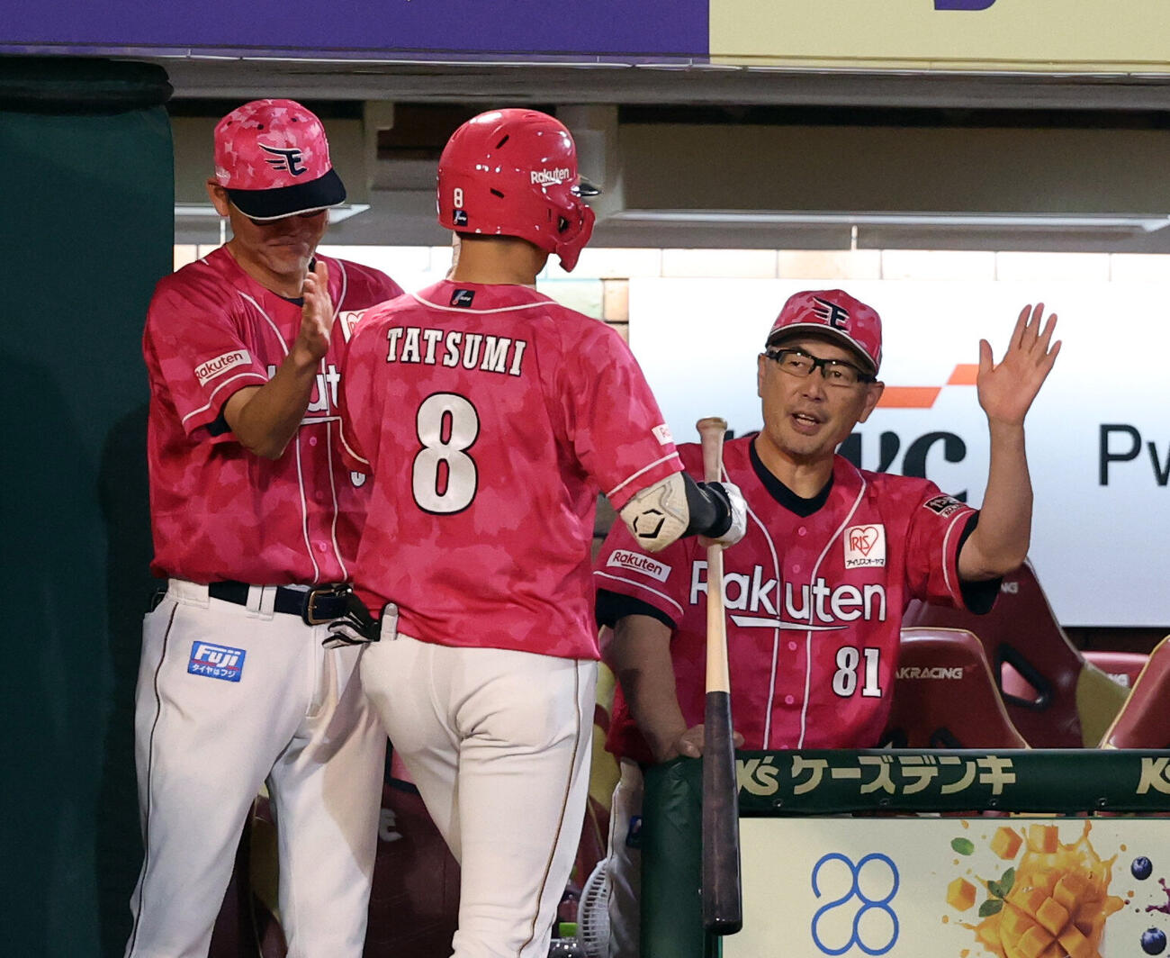 楽天対日本ハム　2回裏楽天1死、辰己涼介（手前）が左越えソロ本塁打を放ち迎える吉井理人監督（撮影・浅見桂子）