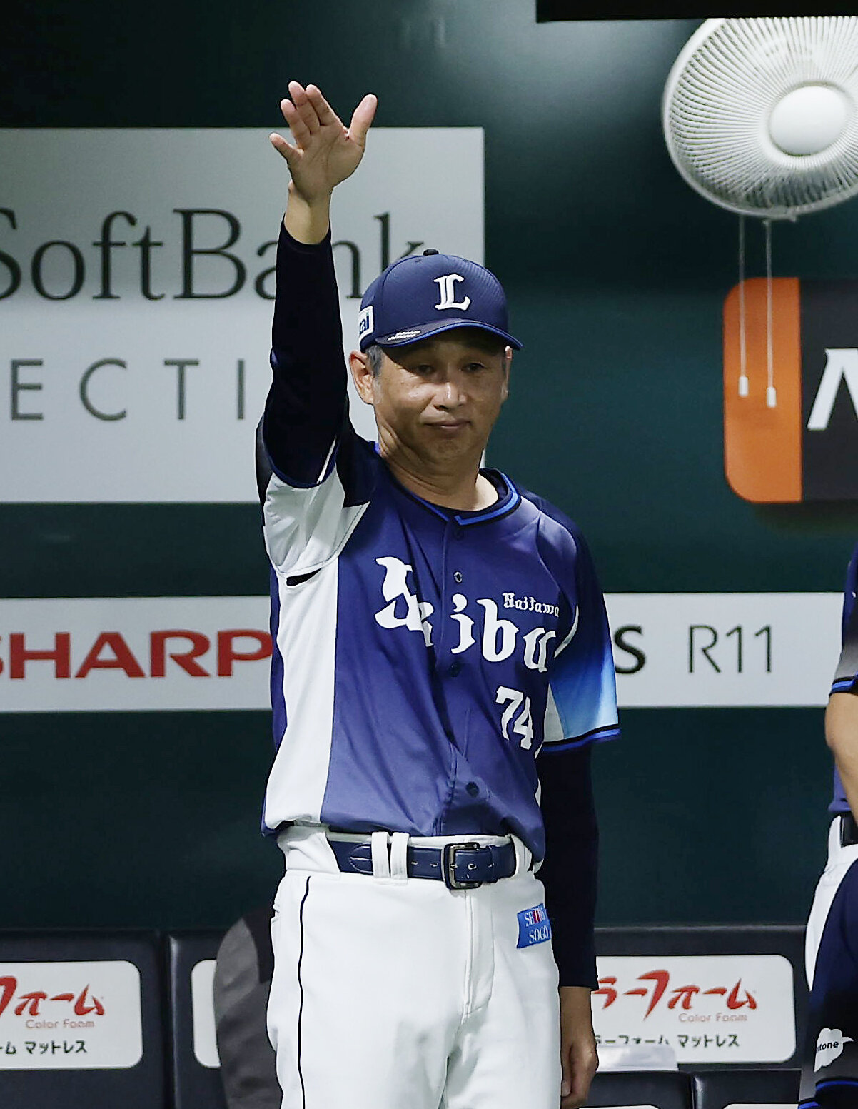 ソフトバンク対西武　9回表西武2死、代打を送る西口文也監督（撮影・前田充）