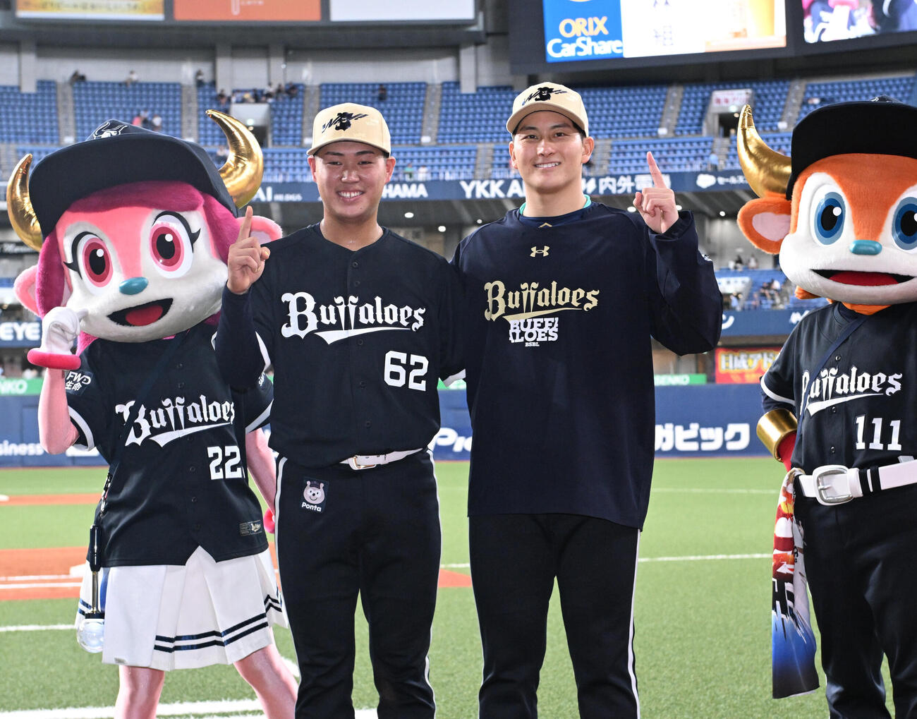 オリックス対ロッテ　ヒーローインタビュー後、ポーズを取るオリックス堀柊那（左）と高島泰都（撮影・和賀正仁）
