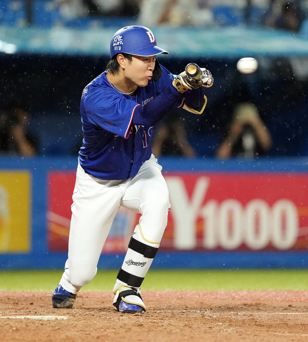 ヤクルト対中日　5回表中日無死一塁、バントを決める高橋宏斗（撮影・たえ見朱実）