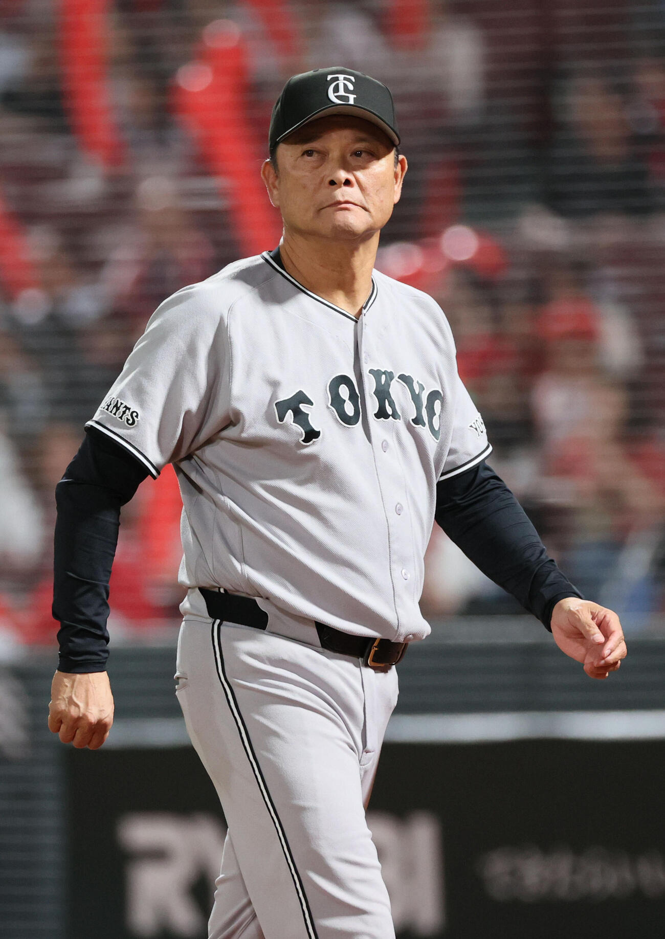 広島対巨人　7回表終了時、交代を告げる巨人橋上秀樹監督代行（撮影・加藤孝規）