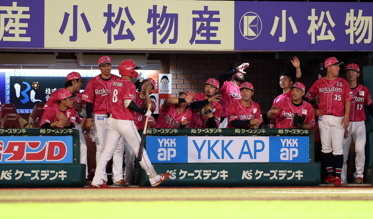 楽天対日本ハム　2回裏楽天1死、辰己涼介（手前）が左越えソロ本塁打を放ちハイタッチで迎える選手たち（撮影・浅見桂子）