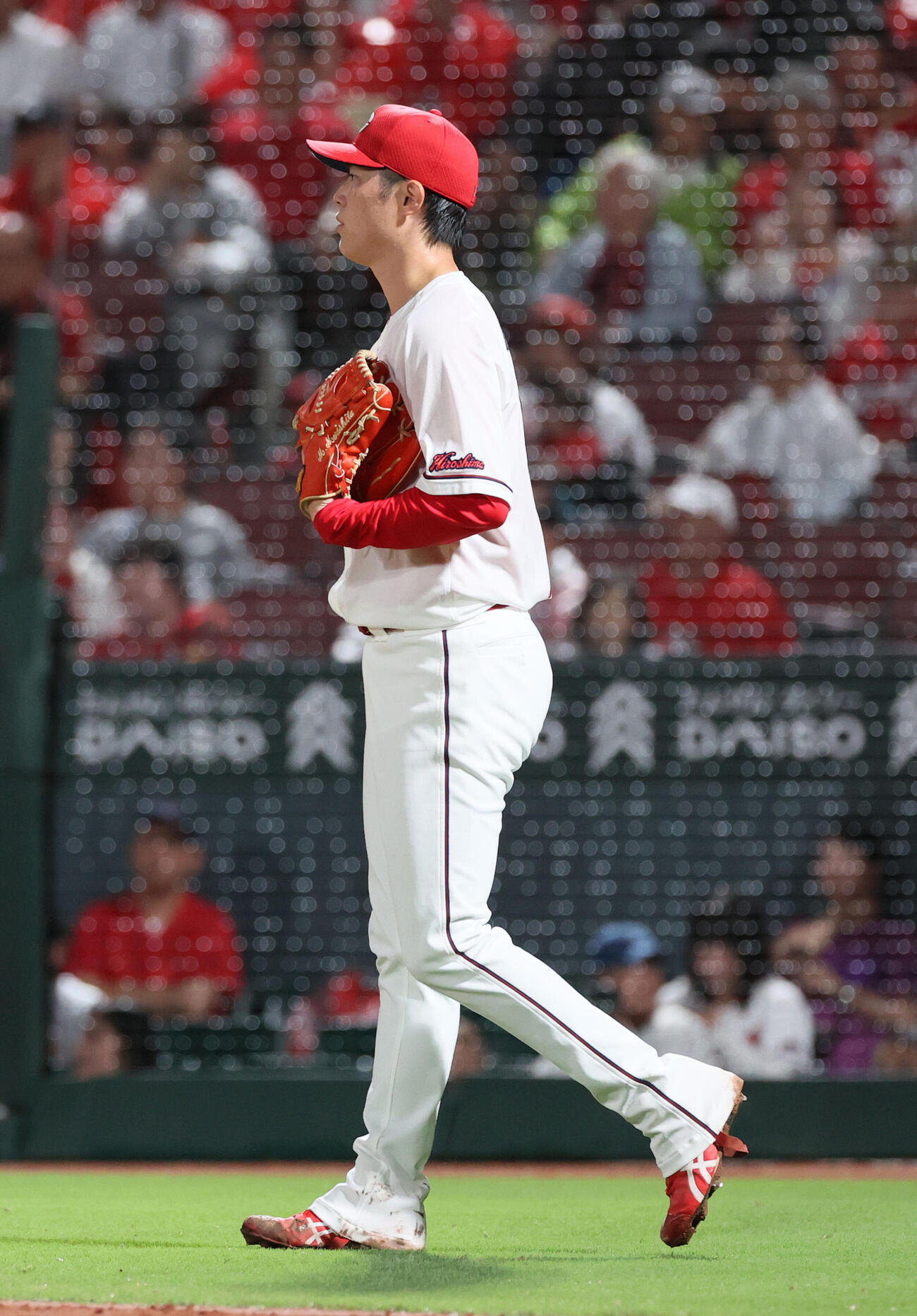 広島対巨人　3回表巨人2死一塁、石塚裕惺に中越え適時二塁打を浴びた森下暢仁（撮影・加藤孝規）