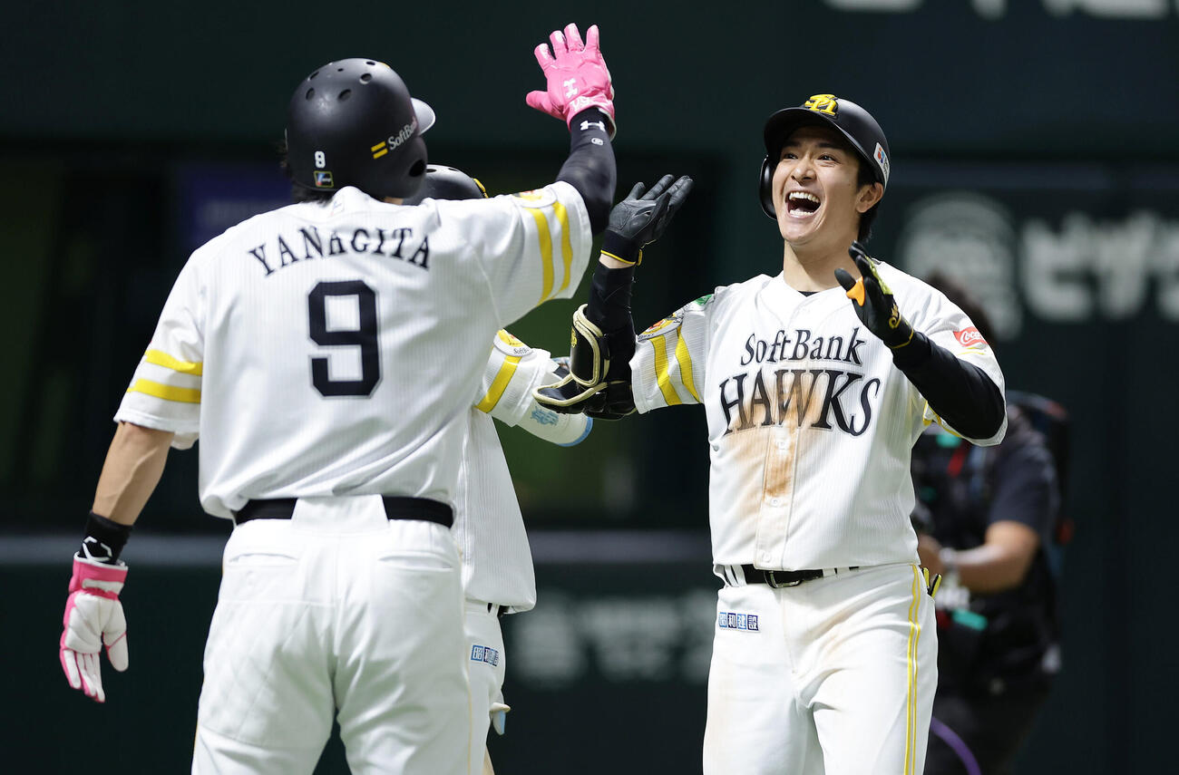 ソフトバンク対西武　7回裏ソフトバンク2死二、三塁、左越え3点本塁打を放ち、柳田悠岐（左）らとタッチを交わす柳町達（撮影・前田充）