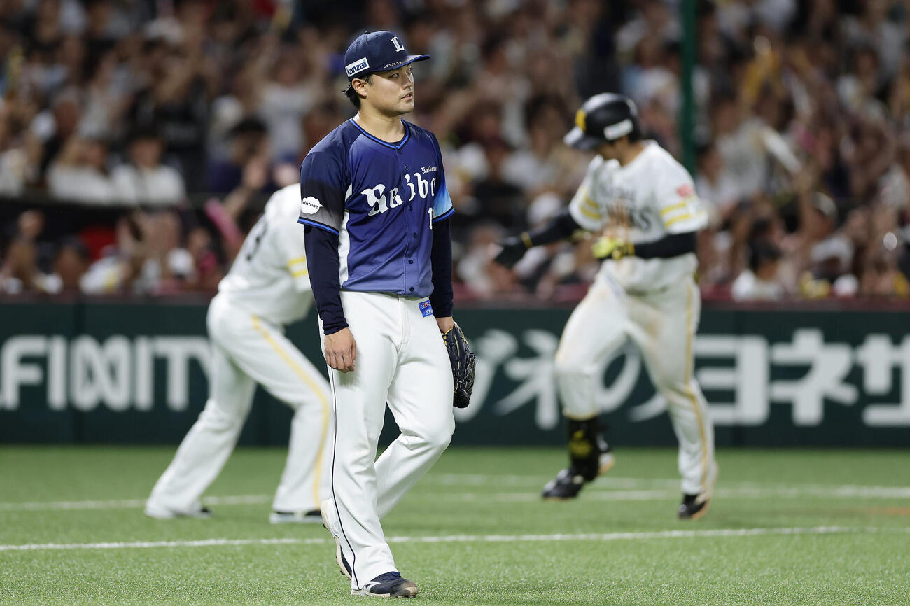 ソフトバンク対西武　7回裏ソフトバンク2死二、三塁、柳町達に3点本塁打を浴びた松本航（撮影・前田充）