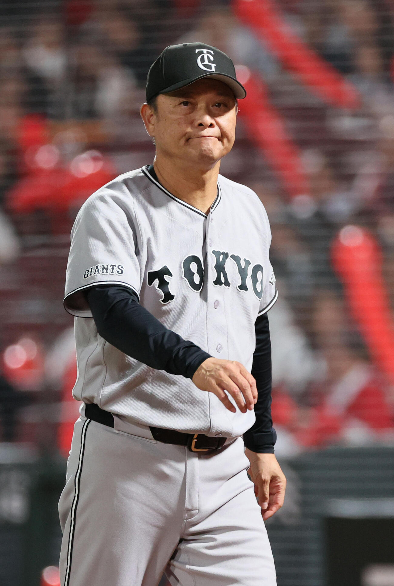 広島対巨人　7回表終了時、交代を告げる巨人橋上秀樹監督代行（撮影・加藤孝規）