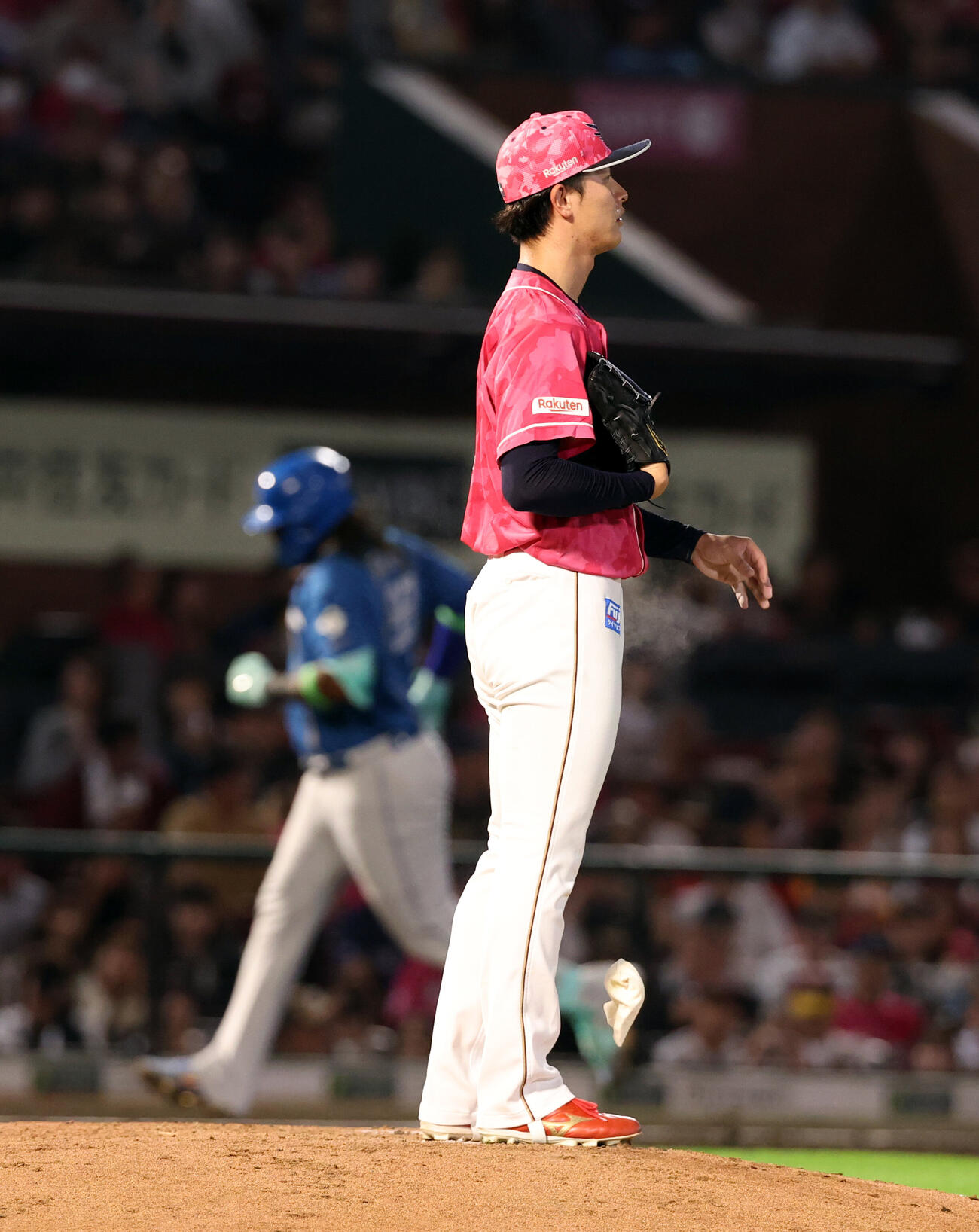 楽天対日本ハム　5回表日本ハム無死一塁、レイエス（後方）に2点本塁打を許しぼうぜんとする古謝樹（撮影・浅見桂子）
