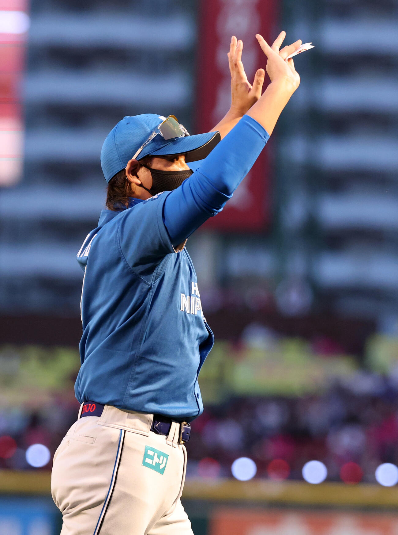 楽天対日本ハム　メンバー最終確認を終えスタンドに手を振る日本ハム新庄剛志監督（撮影・浅見桂子）