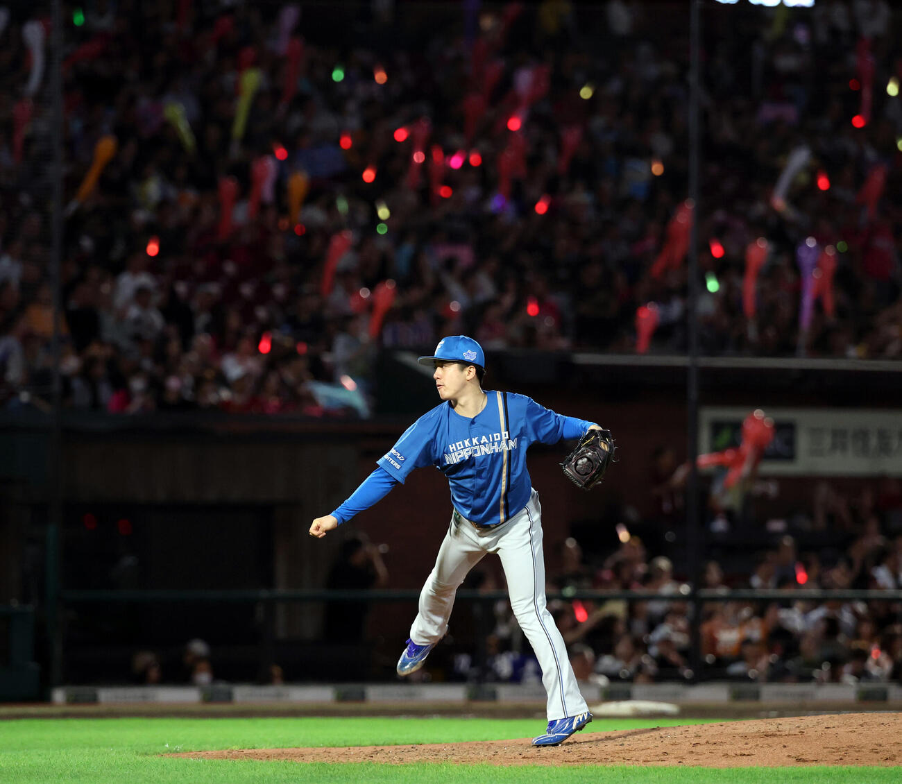 楽天対日本ハム　7回裏楽天の攻撃前、ジェット風船が揺れる中、投球練習する北山亘基（撮影・浅見桂子）