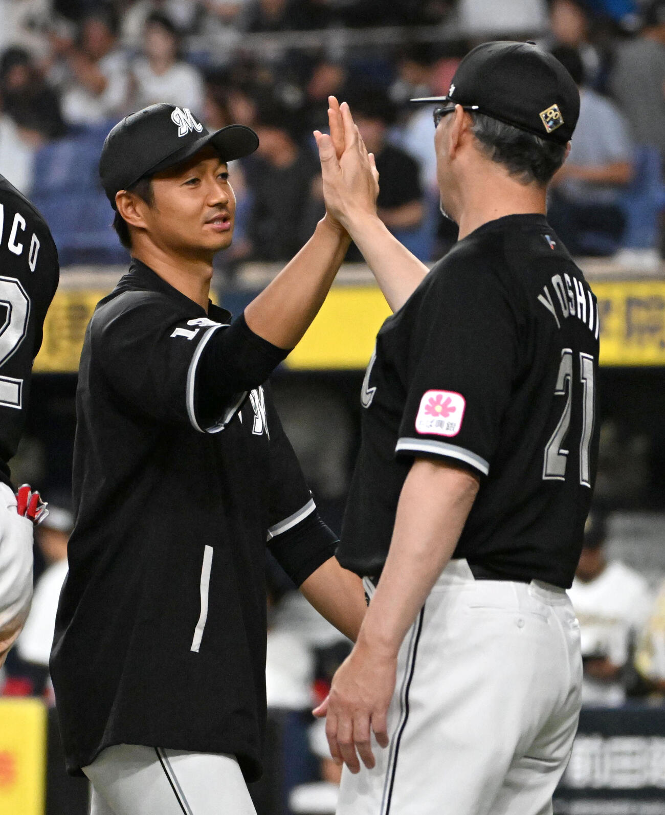 オリックス対ロッテ　ロッテ吉井理人監督（右）とハイタッチをする唐川侑己（2024年9月撮影）