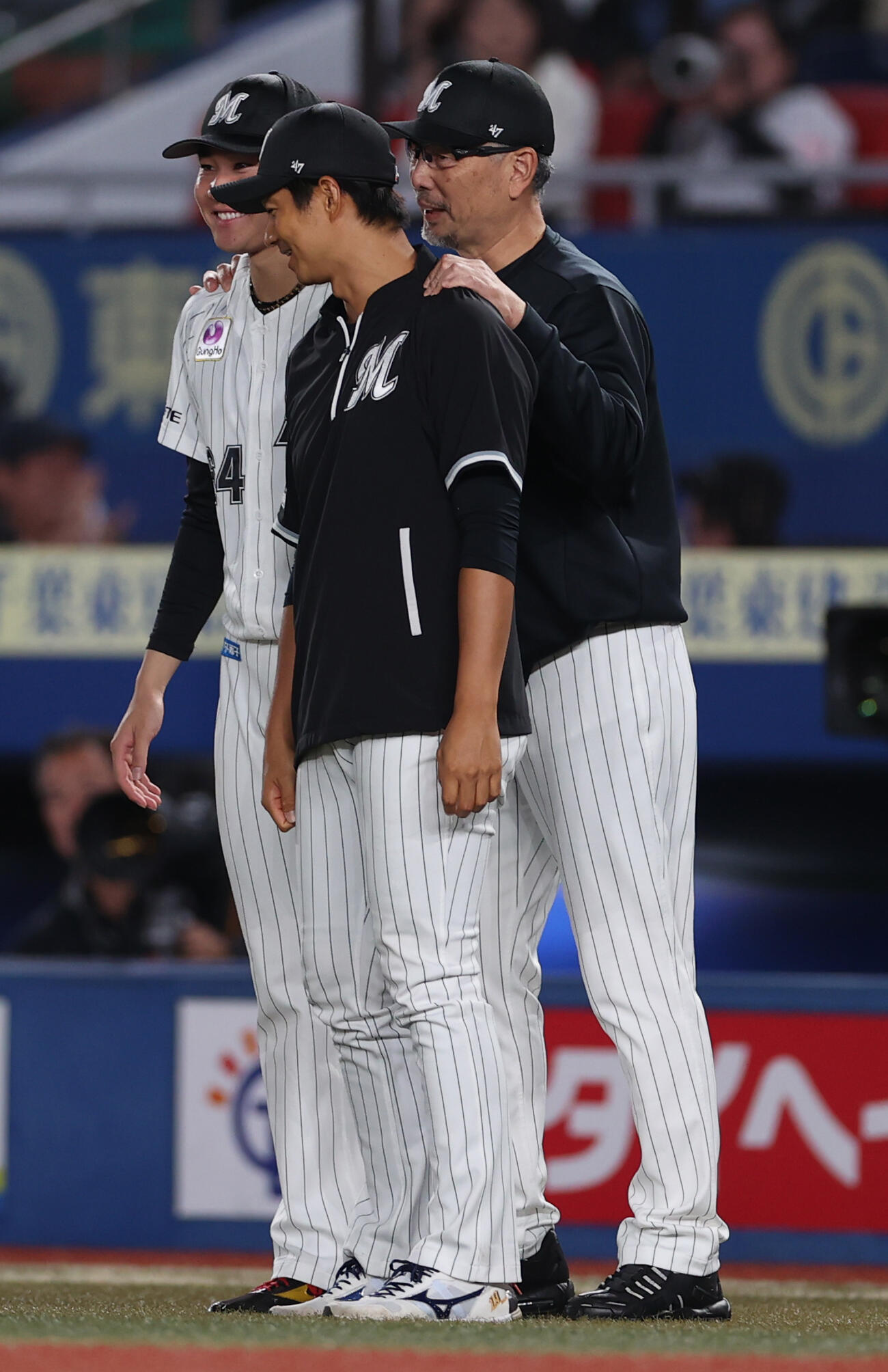 ロッテ対西武　勝利が決まり広池（左）と唐川（中央）の肩を揉む吉井監督（2025年9月撮影）