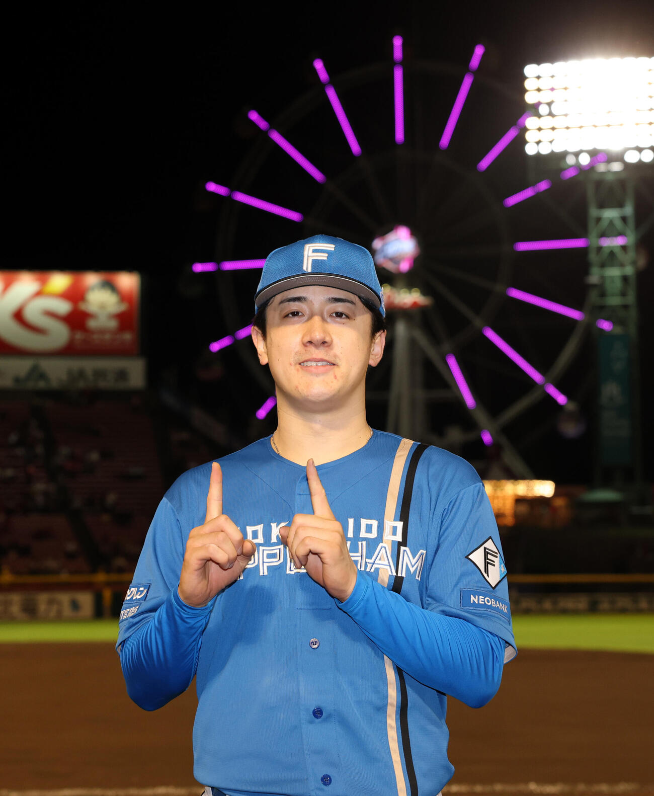 楽天対日本ハム　11勝目を挙げ、観覧車を背に「11」のポーズをとる日本ハム北山亘基（撮影・浅見桂子）